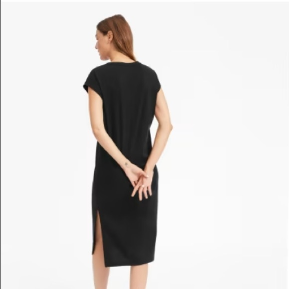 Everlane Luxe Cotton Side-Slit Tee Dress in Black - Picture 5 of 6